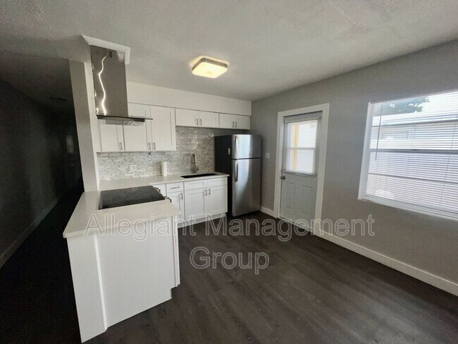 Building Photo - 4613 Edgewater Dr