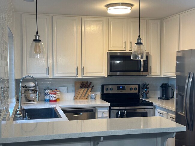 Building Photo - $3,100 - 2 Bed / 2 Bath Condo in Hillcrest