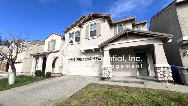 Building Photo - Spacious 4bd/2ba House with 2 Car Garage