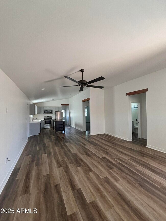 Foto del edificio - 300 E 3rd St