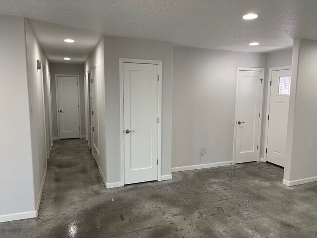 Building Photo - Beautiful White Rock Home available in August!