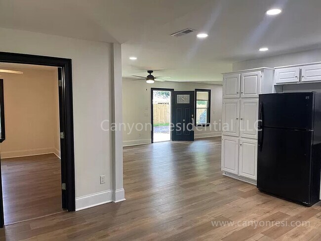 Foto del edificio - 1063 Givens Rd