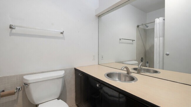 Foto del edificio - 2400 N Lakeview Ave