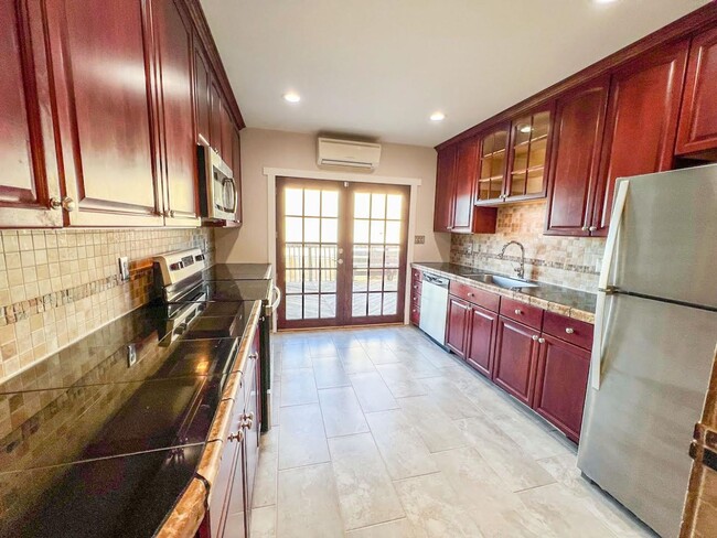 Foto del edificio - Recently Renovated 3-Bedroom, 2 Bath Bridg...