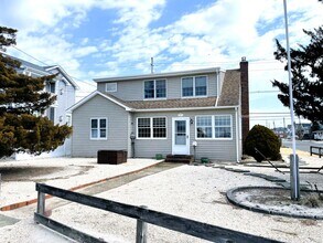Building Photo - 207 Bay Blvd
