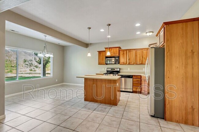Building Photo - 822 Spring Pond Dr