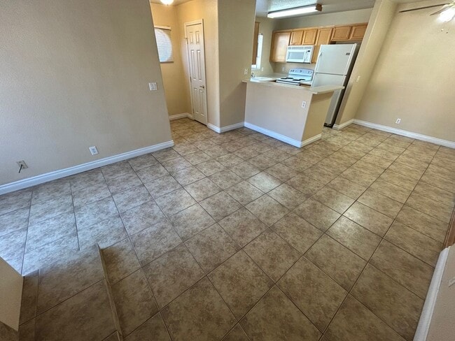 Building Photo - *** NEW YEAR WINTER WELOME DEAL!! $500 OFF FIRST MONTHS RENT IF MOVED IN 2 WEEKS!!***  CHARMING E...