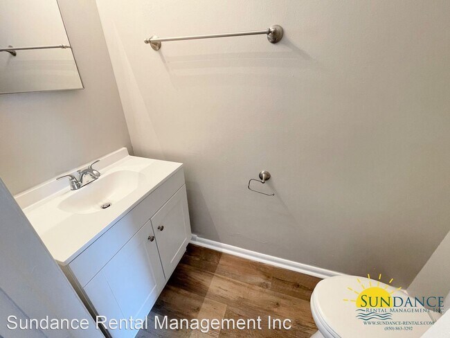 Building Photo - 2 br, 1.5 bath House - 507-C Landview Drive