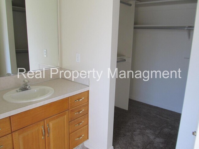 Building Photo - A beautiful 4 bed, 3 bath Home in River Heights!