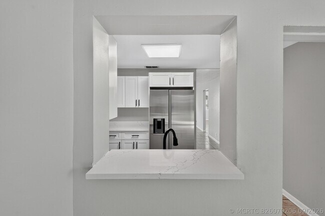 Foto del edificio - 1037 W 28th St