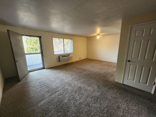 Building Photo - 2 Bed/1 Bath Apartment in NE Bend - Wichita Way
