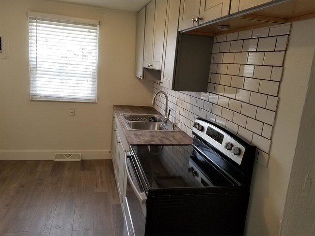 Building Photo - 472 Elsmere St