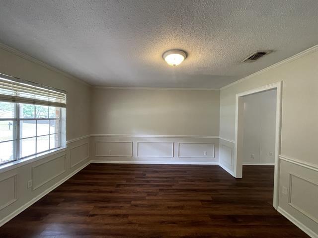 Building Photo - 705 White Oak Ln
