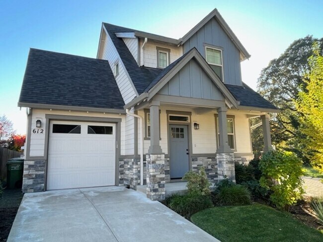 Building Photo - 2 Bedroom 2 Bath Newberg OR 97132
