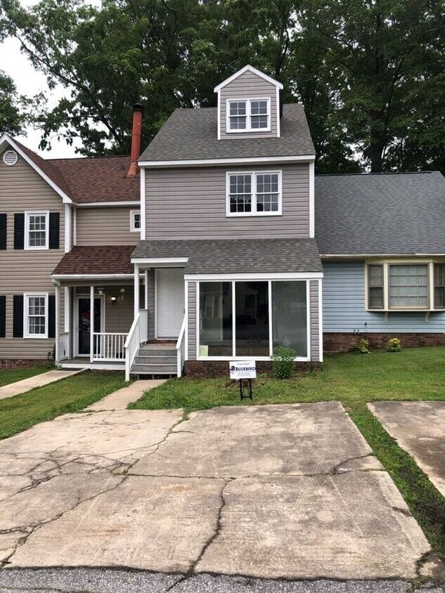 Primary Photo - Newly Renovated 3 bedroom 2 Bath Townhouse