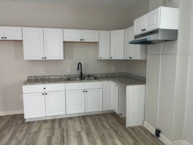 Foto del edificio - 2 bedroom, plus bonus room!