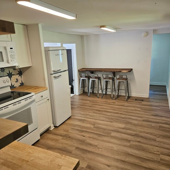 Building Photo - 220 Gumlog Dr