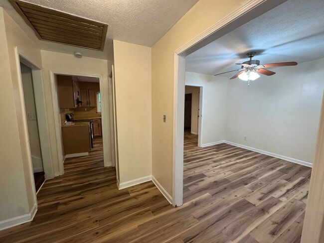 Foto del edificio - Well Maintained 3 Bedroom 2 Bath on a Private 1 Acre Lot