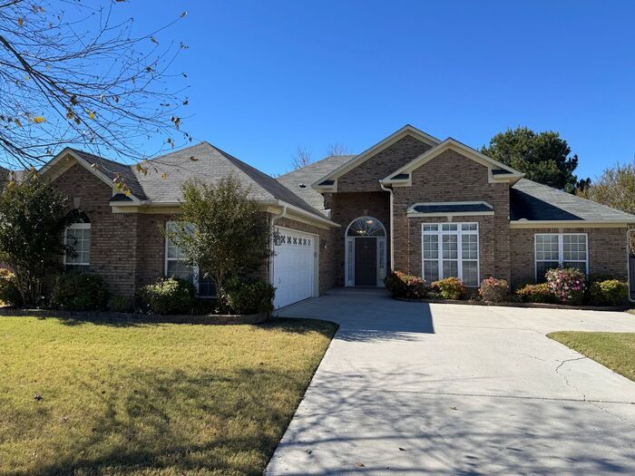 Foto principal - Prime Location and Fenced Yard