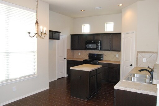 Building Photo - Beautiful 3 Bedroom Duplex located in Lavo...