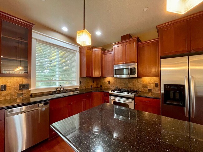 Building Photo - 2Bed + Den/Office w/ 2.5 Bath Happy Valley...