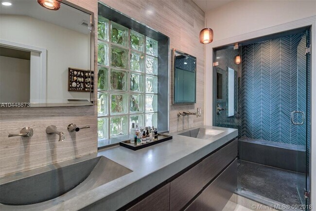 Foto del edificio - 440 NE 53rd St