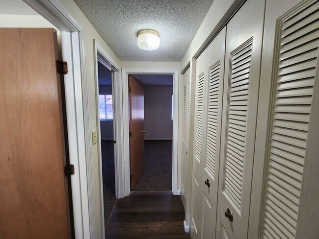 Foto del edificio - 2 Bedroom Apartment Across from Baesler's