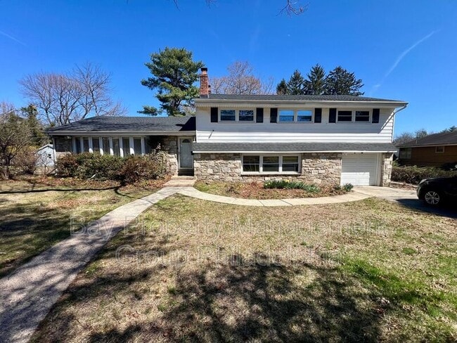 Photo - 303 Hedgerow Ln House