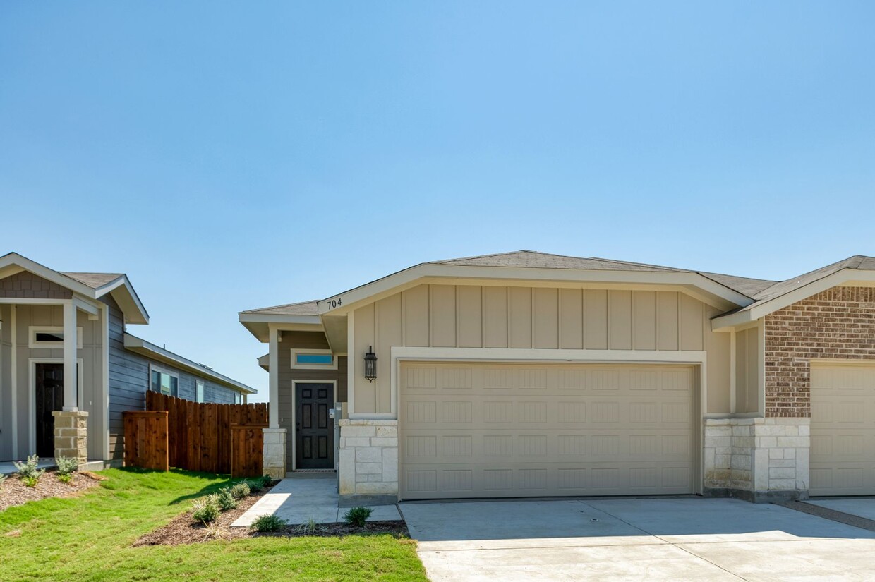 Primary Photo - GORGEOUS 3 BEDROOM DUPLEX LOCATED IN MIDLO...