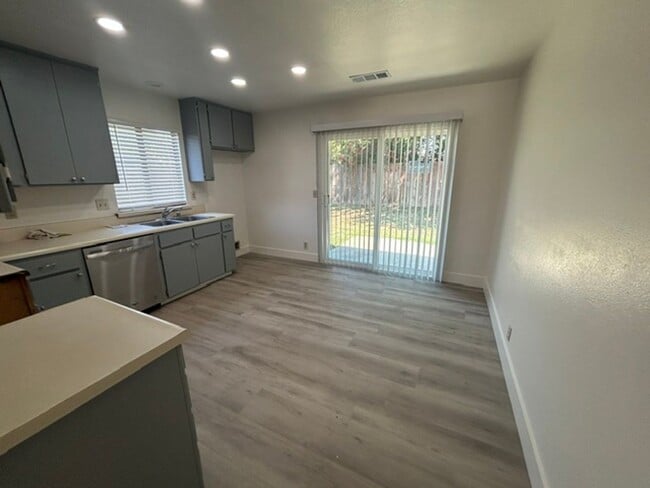 Building Photo - 3 Bedroom 2 Bathroom Home in Tulare!