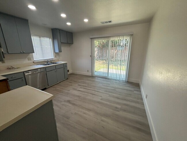 Foto del edificio - 3 Bedroom 2 Bathroom Home in Tulare!