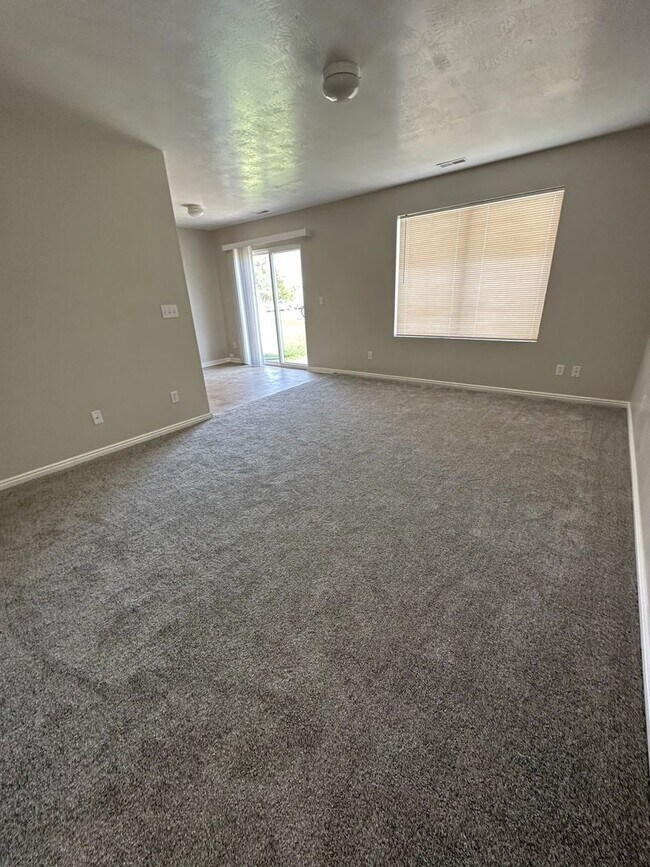 Building Photo - 3 Bed Duplex in Ogden – 18-Month Lease + 1...
