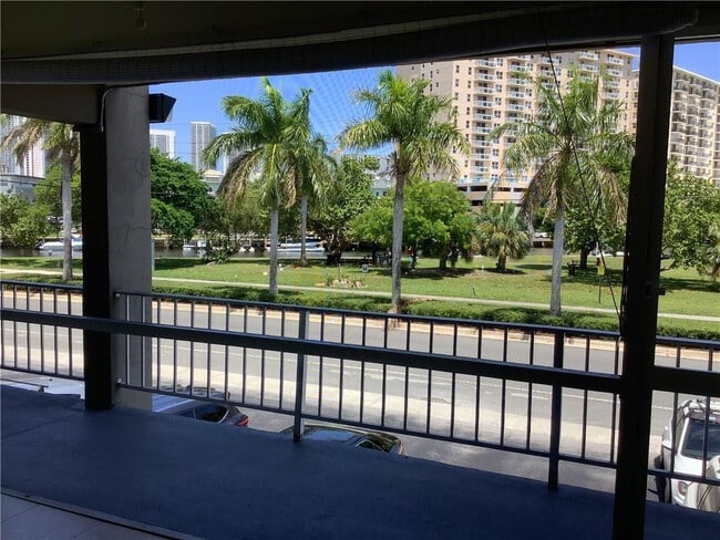 Foto del edificio - 300 Layne Blvd