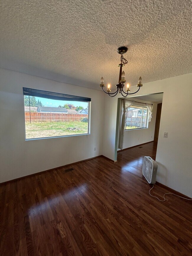 Foto del edificio - Spacious 3 bedroom, 2 bathroom with large ...