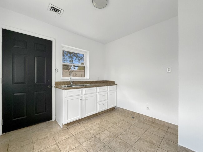 Building Photo - 3044 Hickory Grove Ave