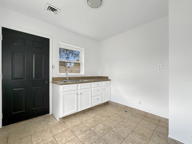 Foto del edificio - 3044 Hickory Grove Ave