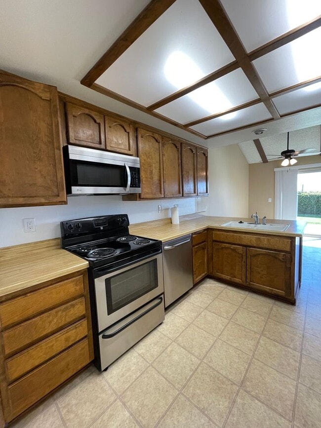 Building Photo - Mesa Circle Drive Townhouse with Loft!