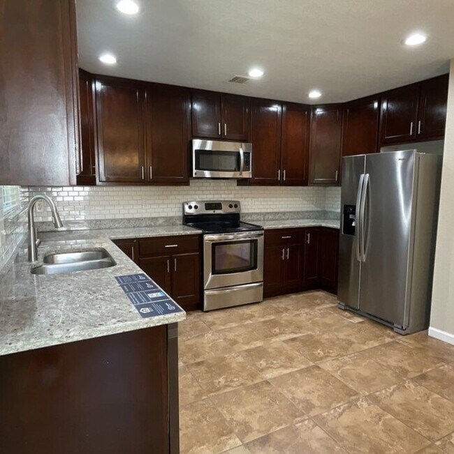Building Photo - Move In By October 15th - GET $500 OFF 1ST...