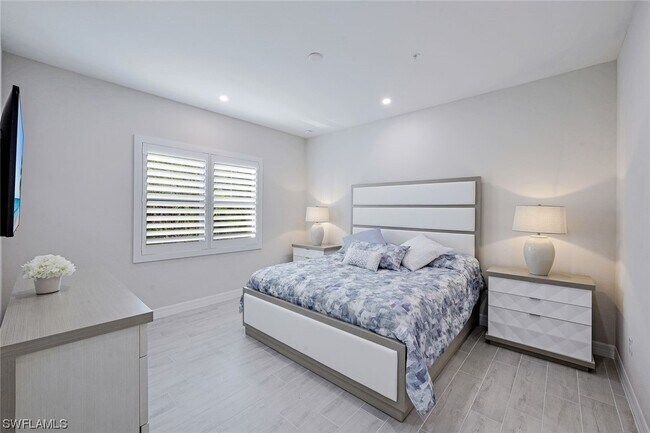 Building Photo - 250 Indies Dr E