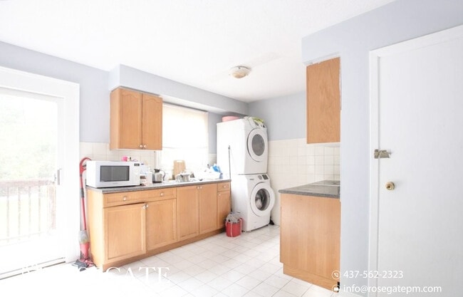 Building Photo - Spacious 3-Bedroom Main Floor with Balcony...