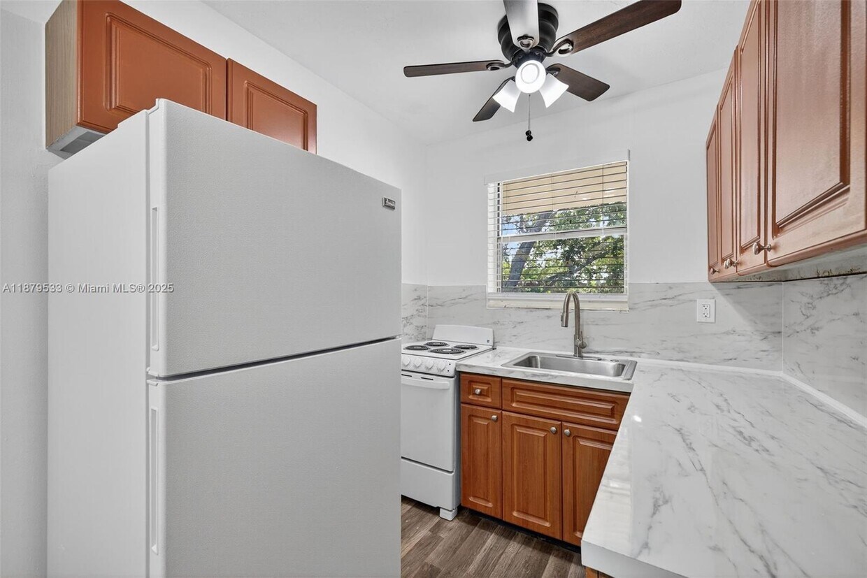 Foto principal - 7130 W 11th Ct