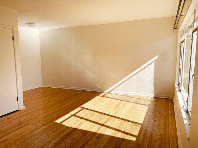 Sala de estar - 2124 N Beachwood Dr