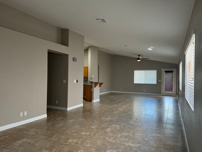 Building Photo - Single Story, 3BR, 2CRG