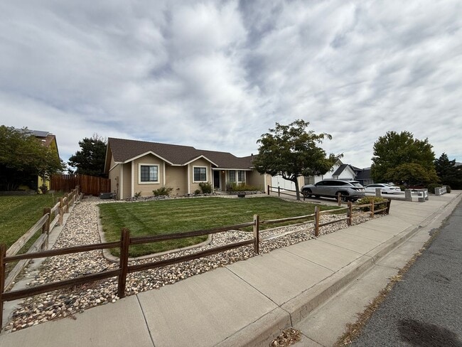 Building Photo - Cute single story 3 bedroom, 2 bath home w...