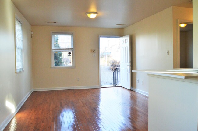 Building Photo - 2518 Kent Village Dr