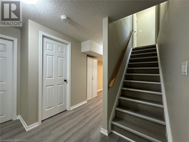 Building Photo - 361 Parkvale Dr