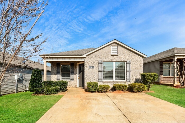 Foto principal - 16419 Waterbury Ln