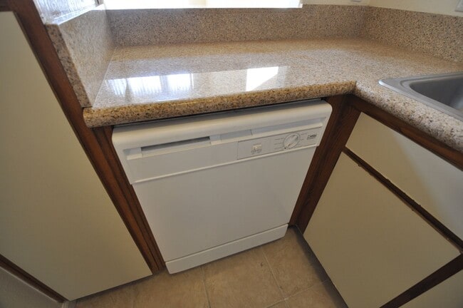 Building Photo - 425 N Alvarado St