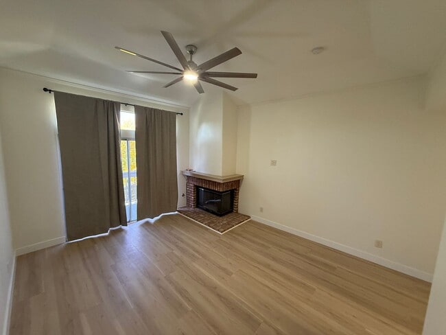 Building Photo - 3-Bedroom Home with Dual Fireplaces, Dual Balconies, and Community Pool in Valencia!