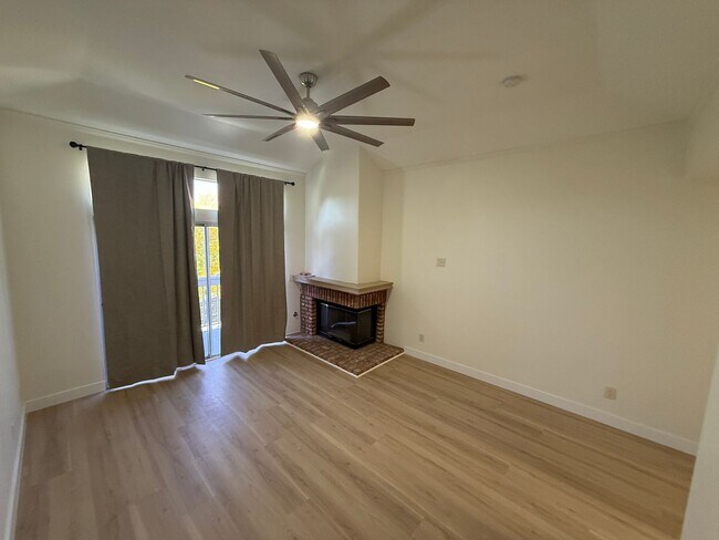 Foto del edificio - 3-Bedroom Home with Dual Fireplaces, Dual Balconies, and Community Pool in Valencia!